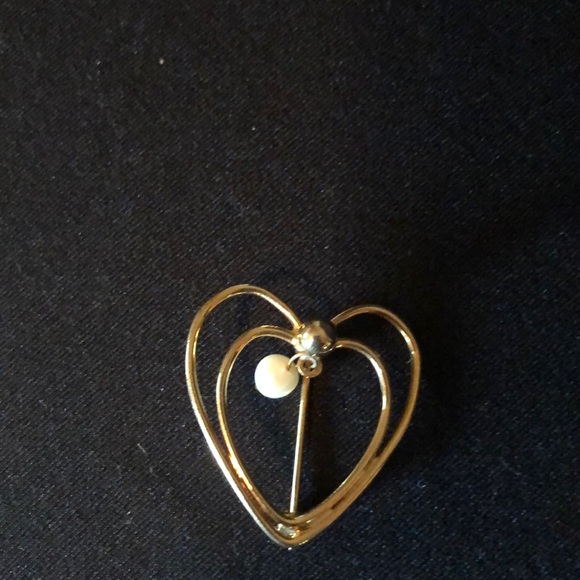 gold Color Heart with dangling Pearl Bead - Picture 1 of 2